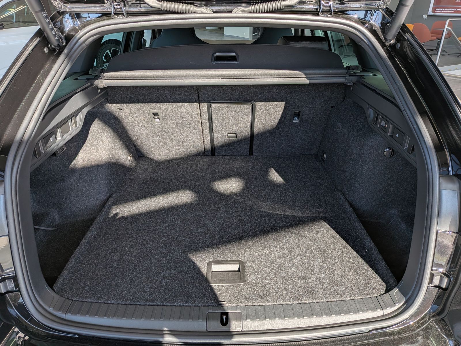 Fahrzeugabbildung SKODA Octavia 1.5 TSI Sportline Pano Matrix AHK 5J-Gar