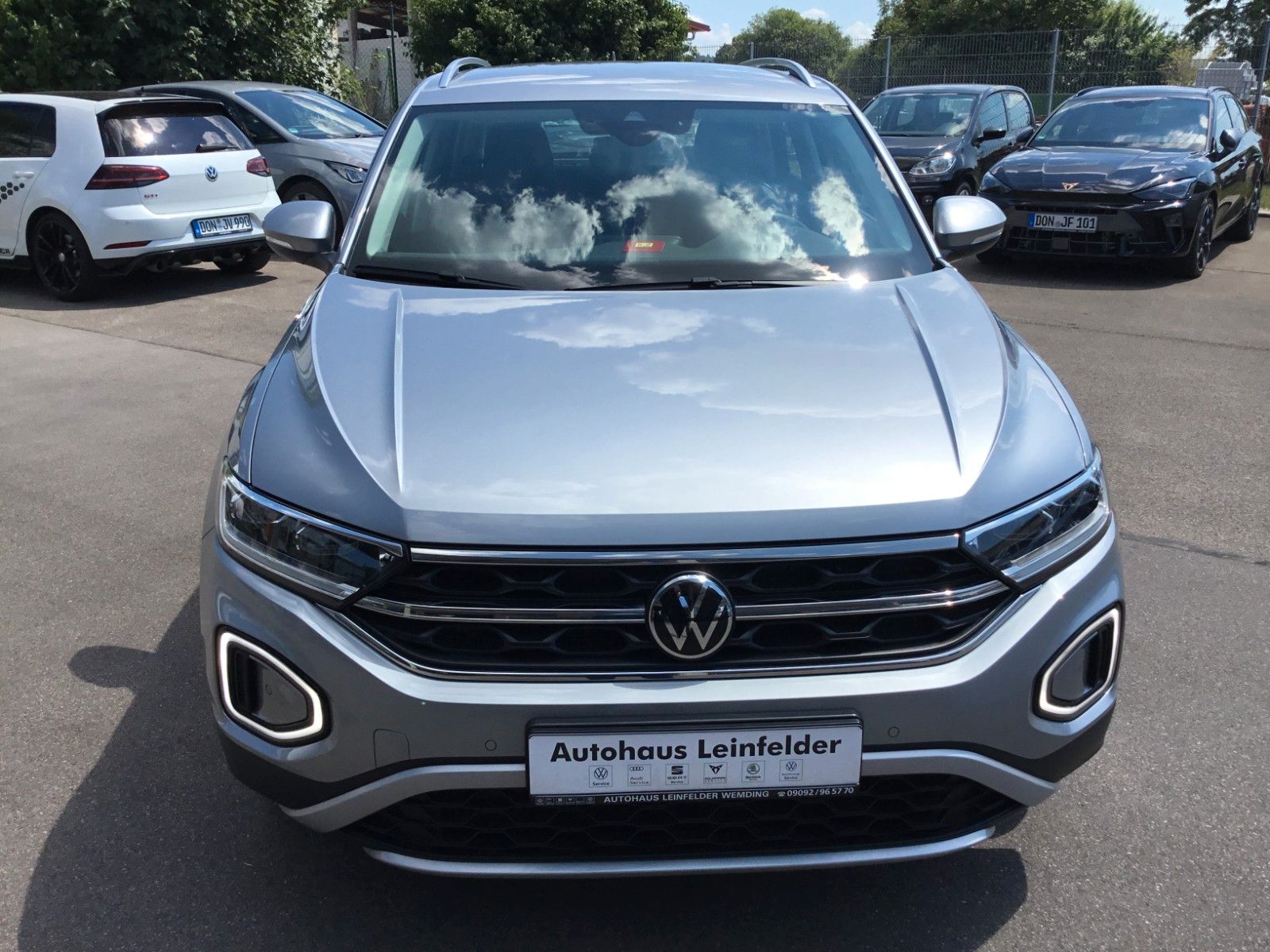 Fahrzeugabbildung Volkswagen T-Roc 1.5 TSI DSG Style+AHK+LED+ACC+17"+Kamera