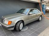Mercedes-Benz W124 CE 230 - mit Benzin-Antrieb: Beige, Schiebedach, Cabrio