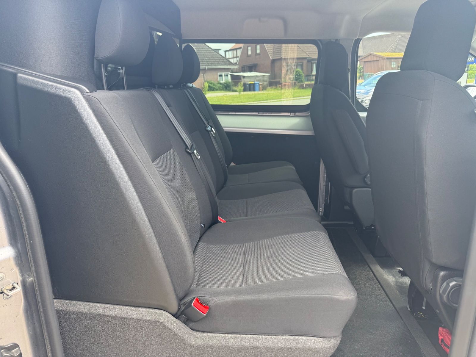 Fahrzeugabbildung Peugeot Expert 2.0 BlueHDi 180 DOKA AHK/ACC/STHZG/NAVI