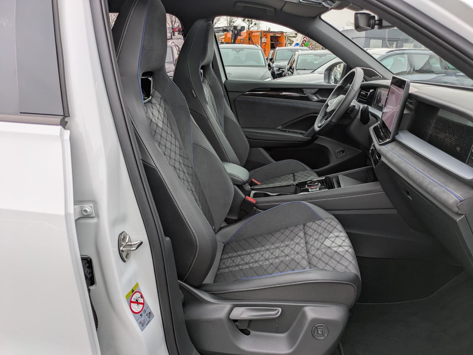 Fahrzeugabbildung Volkswagen Tayron 2.0 TDI 4M R-Line BLACK*7Si*MATRIX*PANO