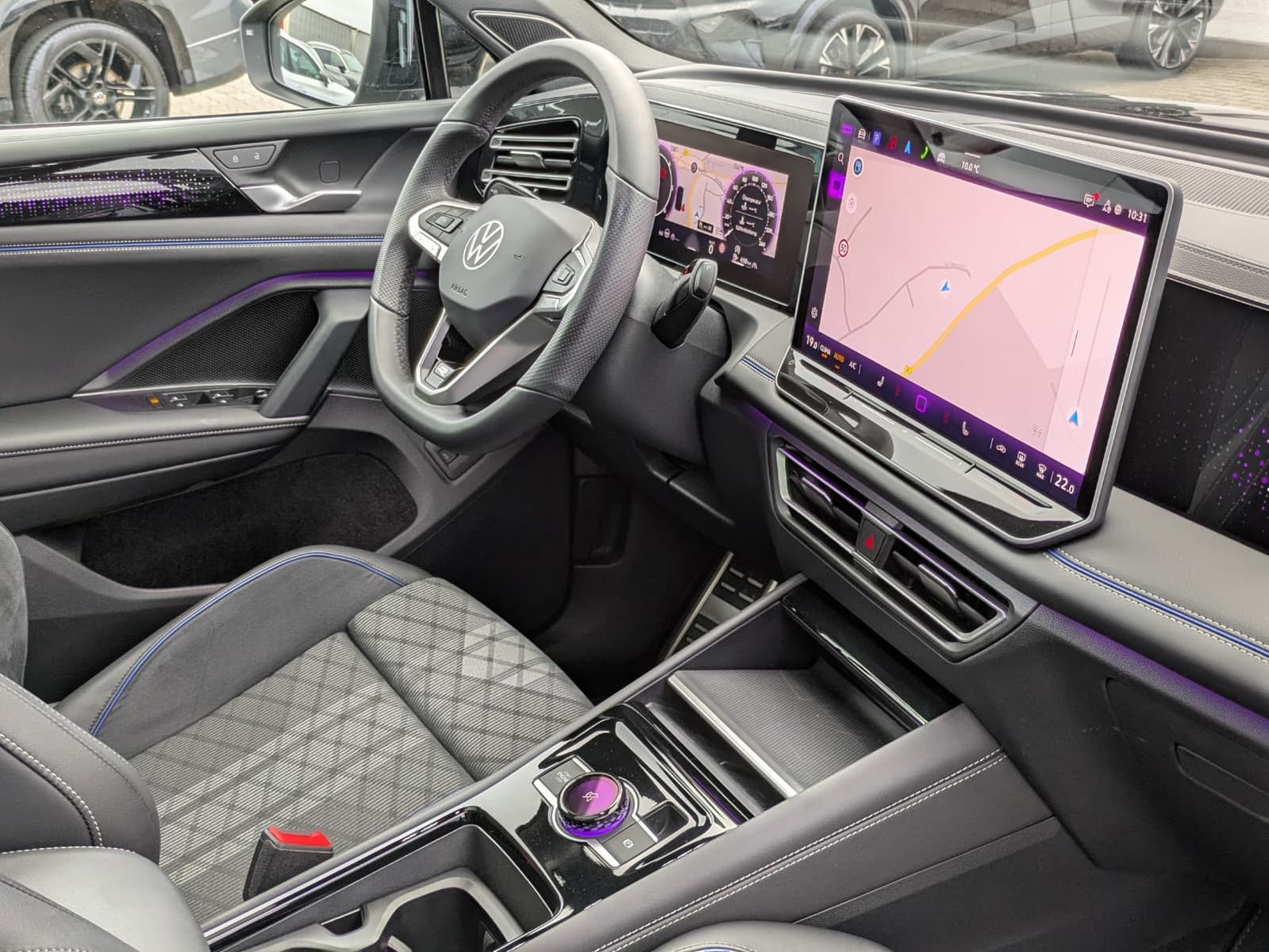 Fahrzeugabbildung Volkswagen Tiguan 2.0 TDI 4M R-Line PANO*H&K*AHK*MATRIX*20"