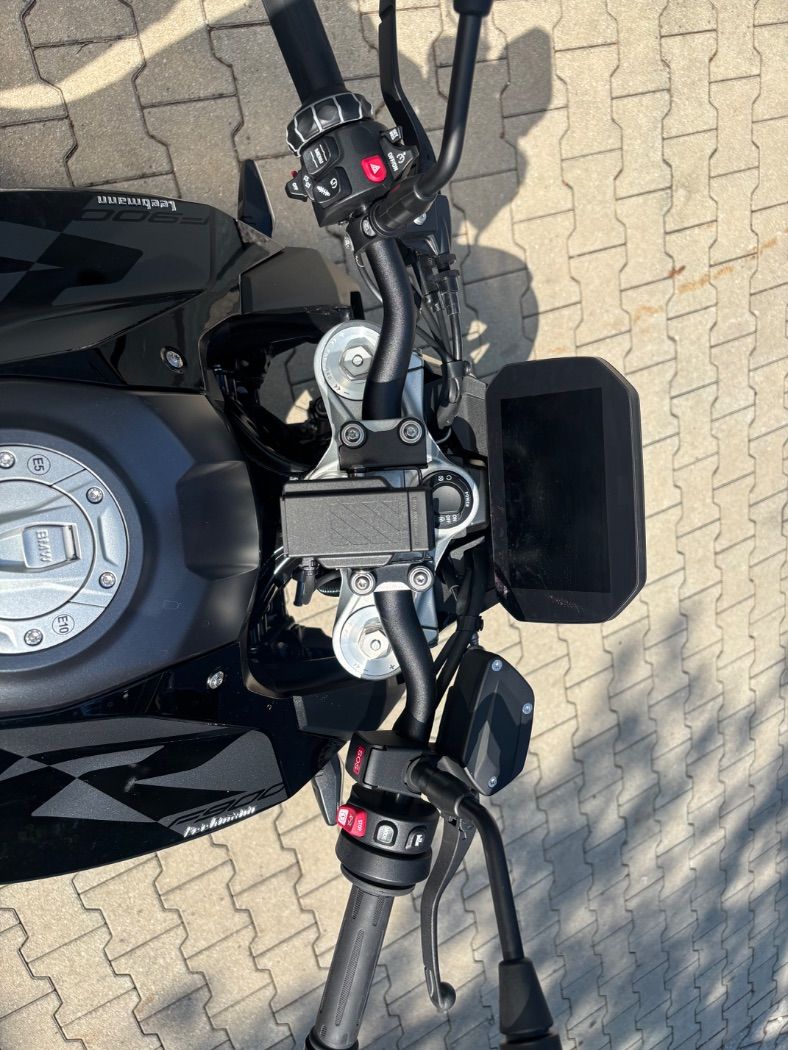Fahrzeugabbildung BMW F 900 R Triple Black 2 Pakete