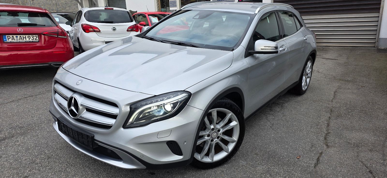MERCEDES-BENZ GLA 250 4Matic, Anhängerkupplung !!