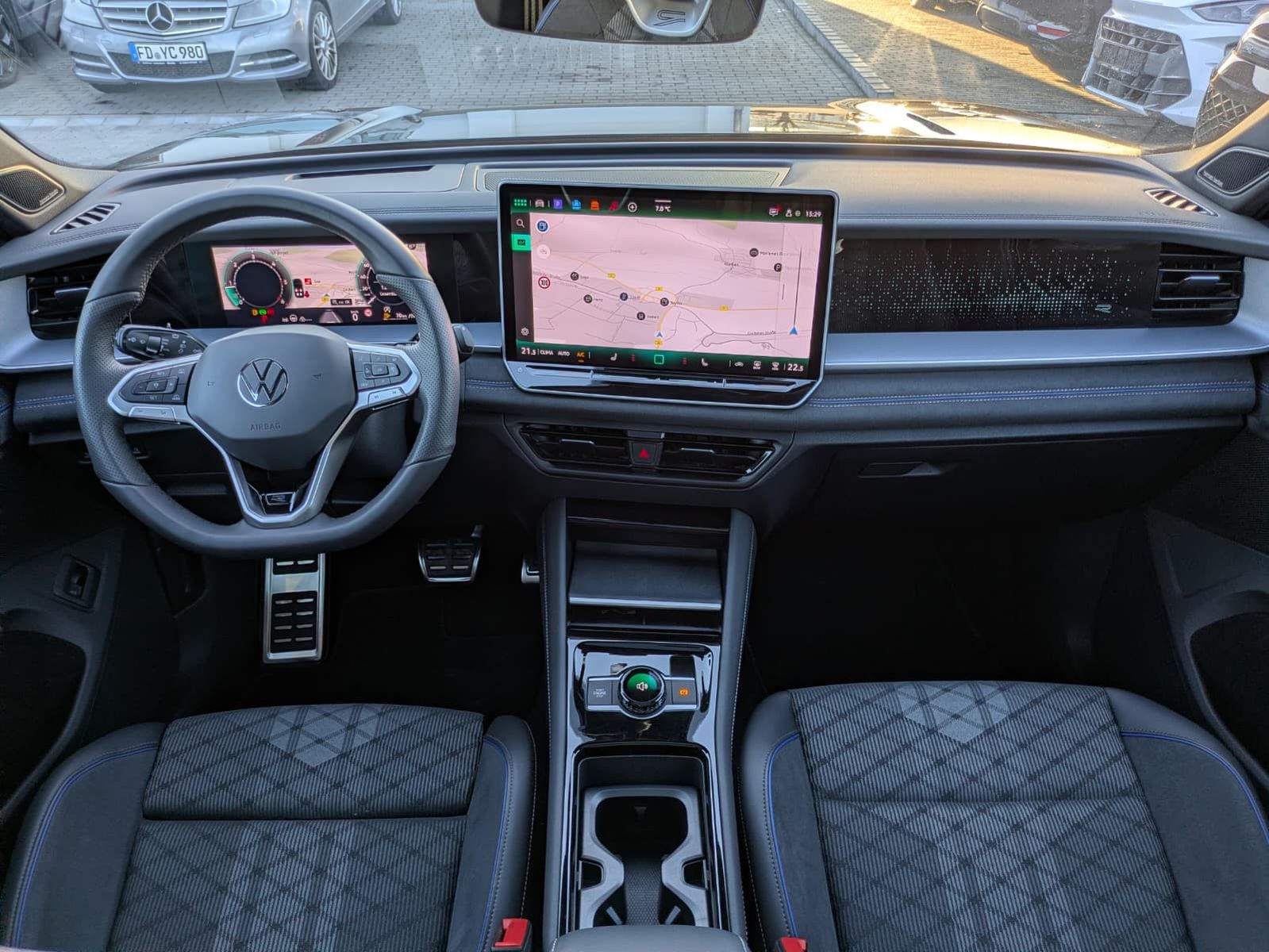 Fahrzeugabbildung Volkswagen Tayron 2.0 TDI 4M R-Line 7Si*MATRIX*AHK*PANO*HUD