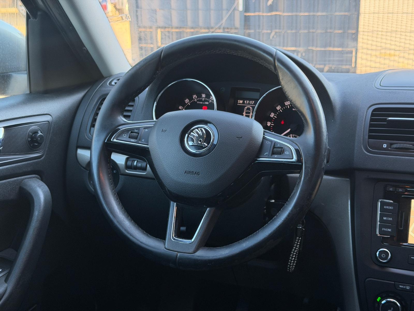 SKODA Yeti 2.0 TDI 140ch - ELEGANCE - 4X4 - GPS - ATTELAGE - BVM - VOLANT EN CUIR
