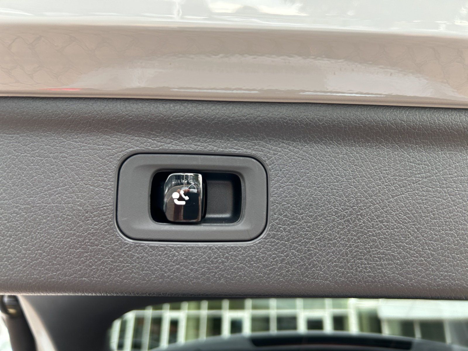 Fahrzeugabbildung Mercedes-Benz EQE 500 SUV AMG Prem+ AHK Sitzklima AIRMATIC HAL