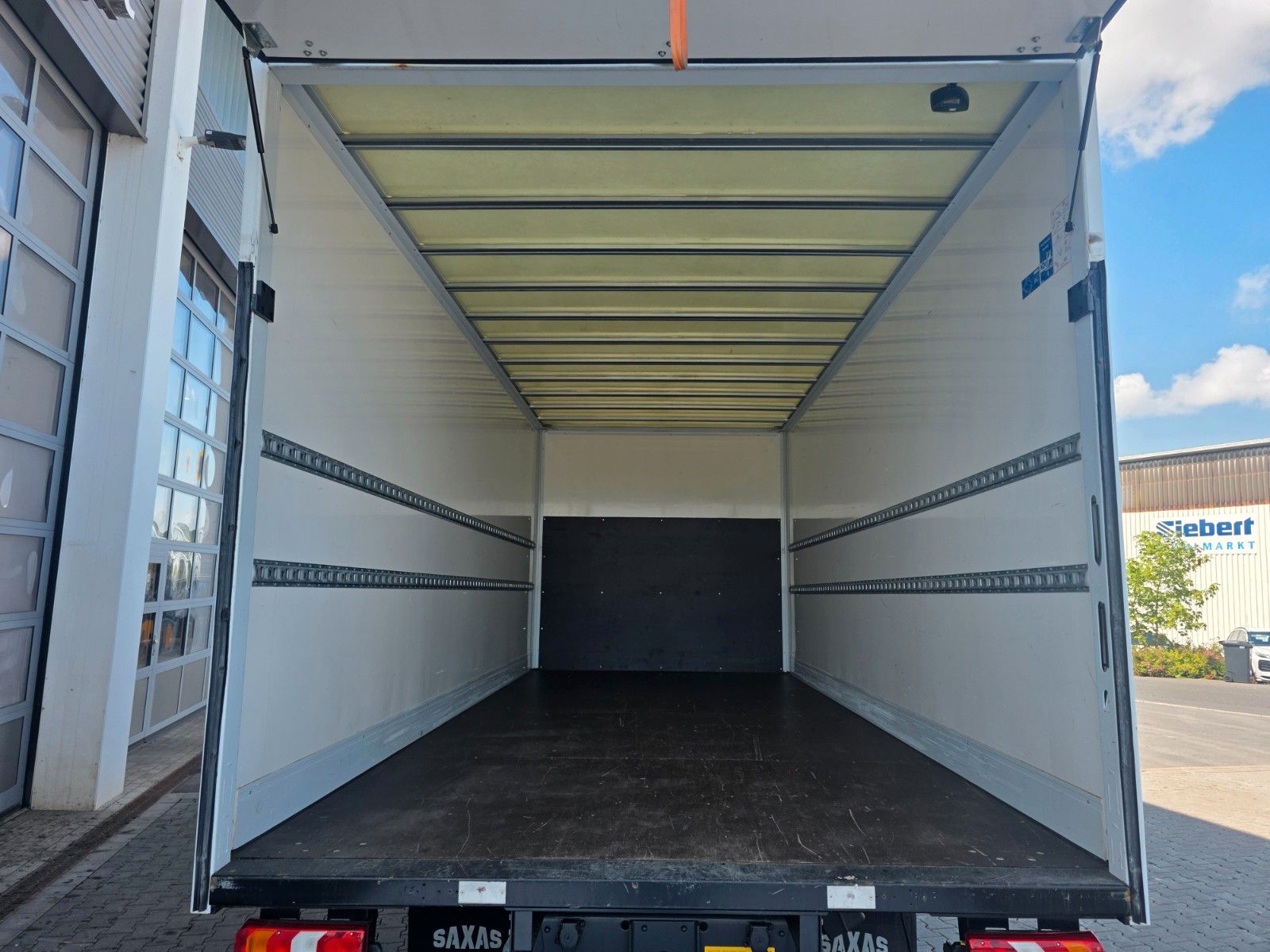 Fahrzeugabbildung Mercedes-Benz Atego 818 L Koffer+LBW Klima 3 Sitze