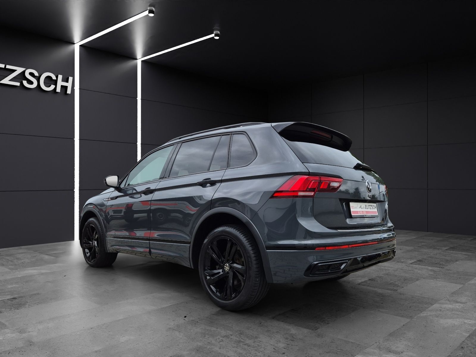 Fahrzeugabbildung Volkswagen Tiguan TSI R-Line 4M DSG Matrix AHK Navi ACC RFK
