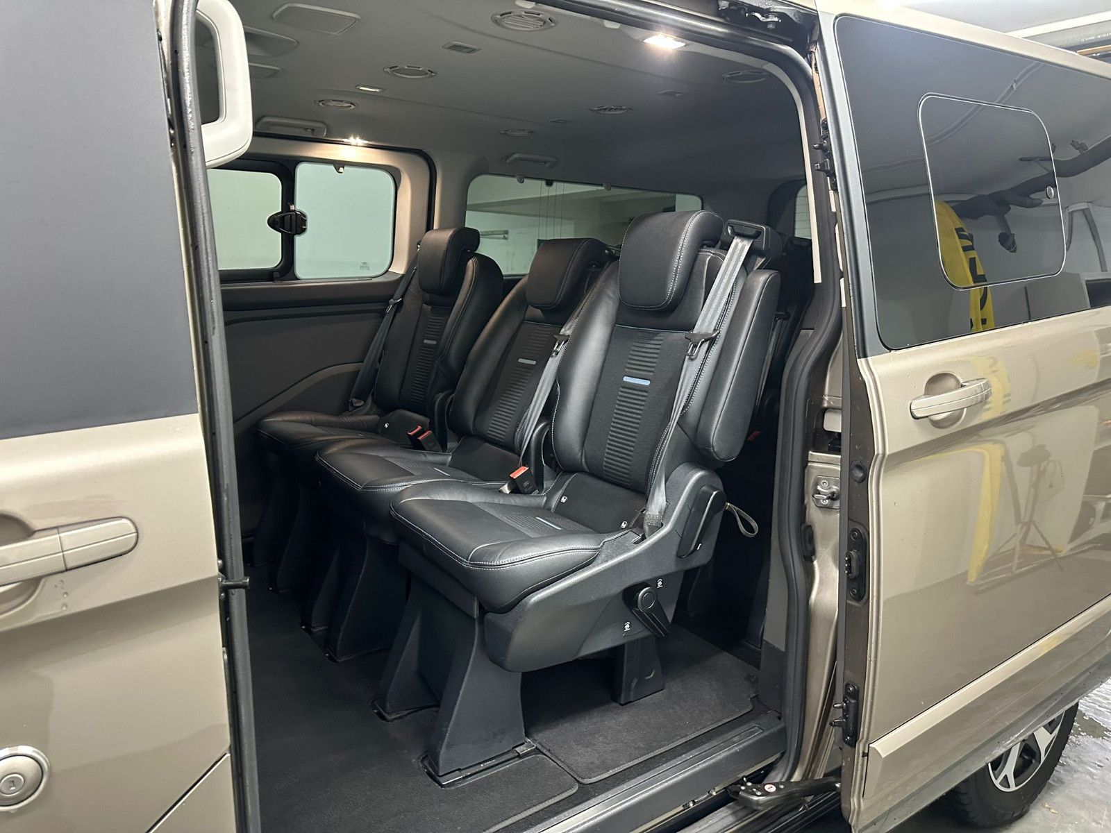 Fahrzeugabbildung Ford Tourneo Custom L1H1 Active*SDH*AHK*8-SITZE*XENON