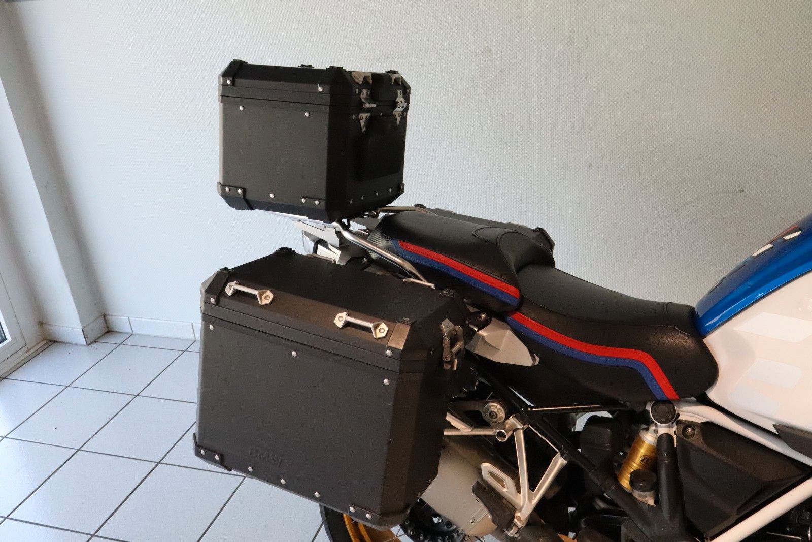 Fahrzeugabbildung BMW R 1250 GS ADV mit Akrapovic & Tieferlegung