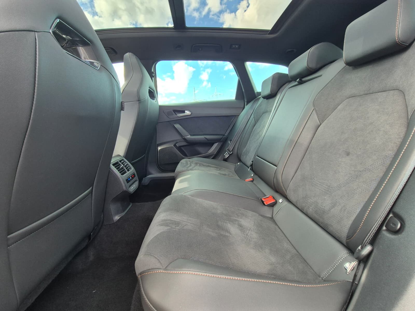 Fahrzeugabbildung CUPRA Leon 1.5 eTSI PANO*DCC*MATRIX*DINAMICA*AHK*5JG.