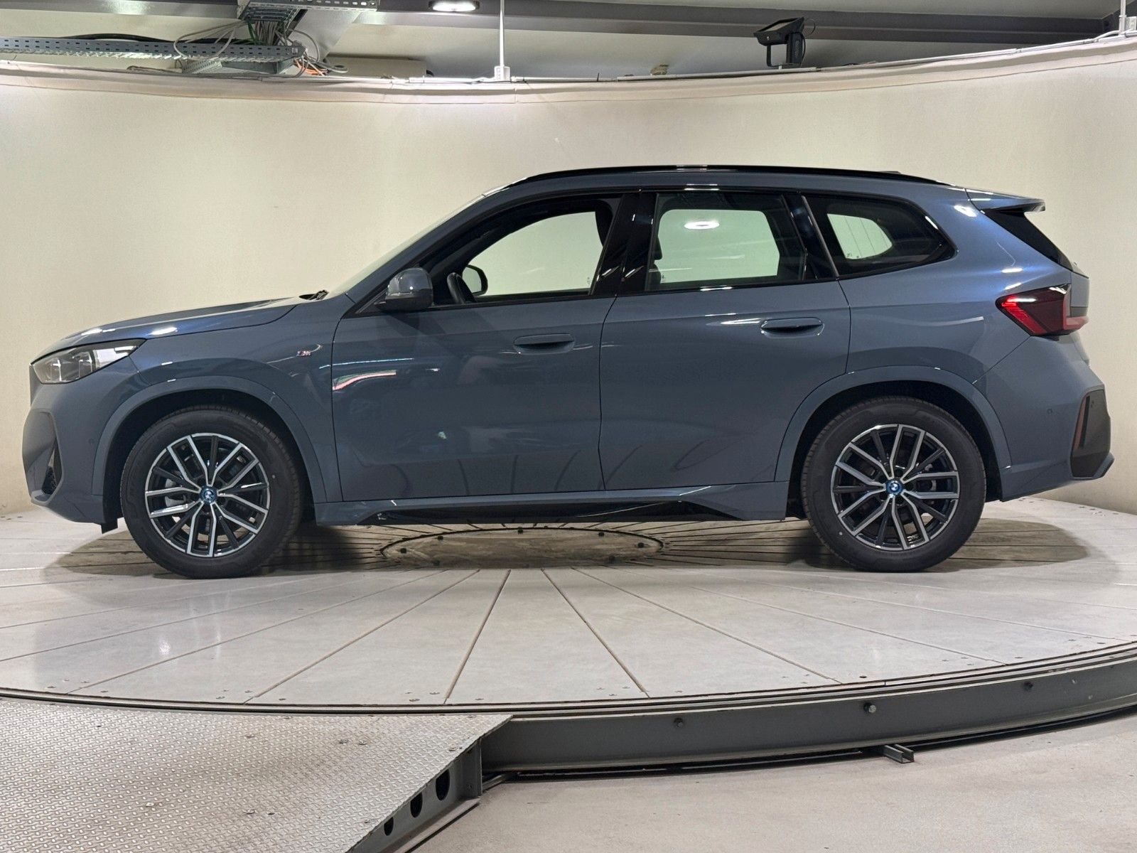BMW iX1 xDrive30 M Sportpaket AHK ACC 360° HUD HK foto 2