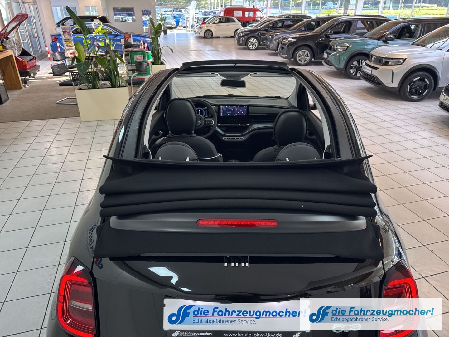 Fahrzeugabbildung Fiat 500 e Navi Soundsystem Apple CarPlay Android Au