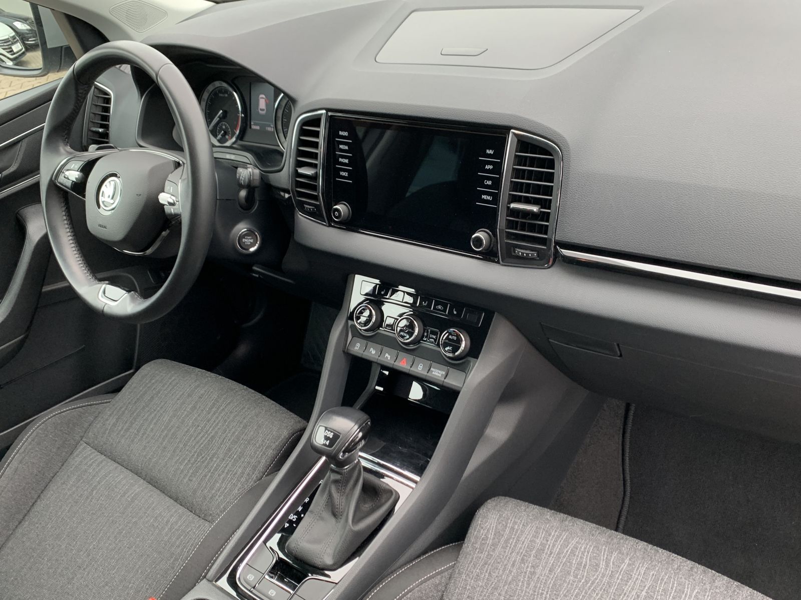 Fahrzeugabbildung SKODA Karoq 2.0 TDI*Style*4x4*LED*Cam*ACC*Navi*