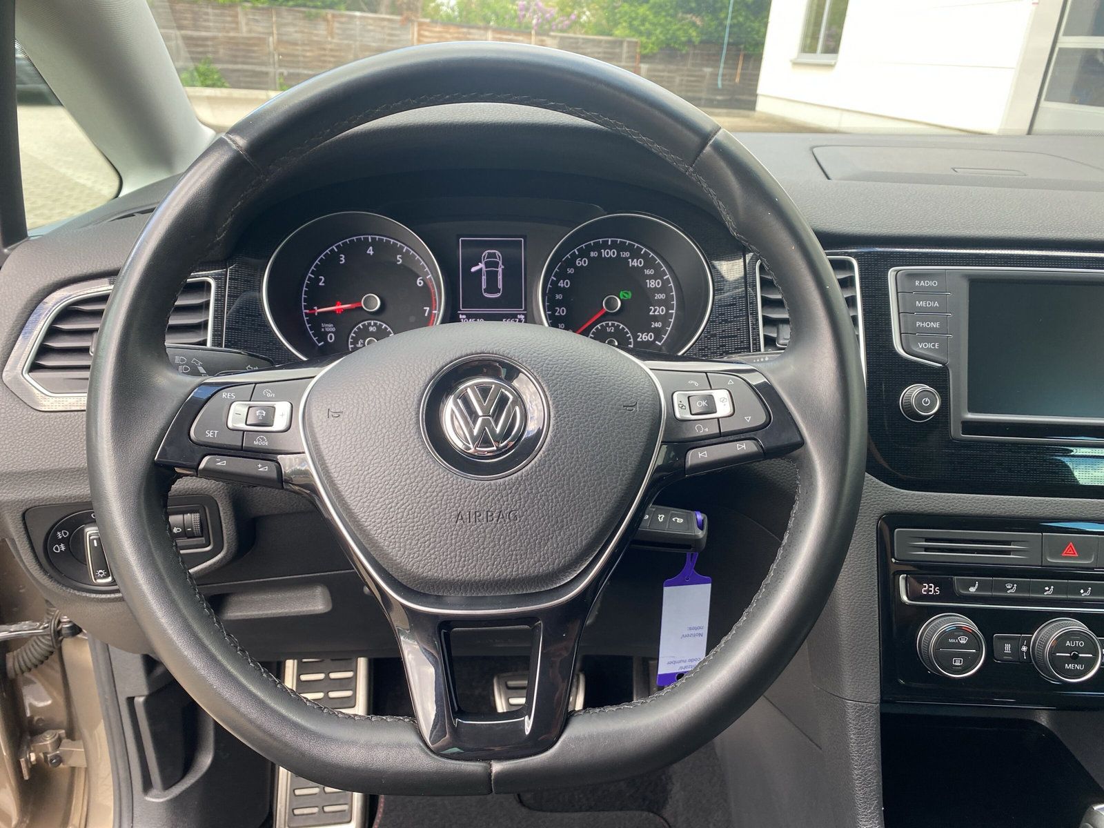 Fahrzeugabbildung Volkswagen Golf Sportsvan 1.2 TSI DSG Sound KAMERA APP BLIN