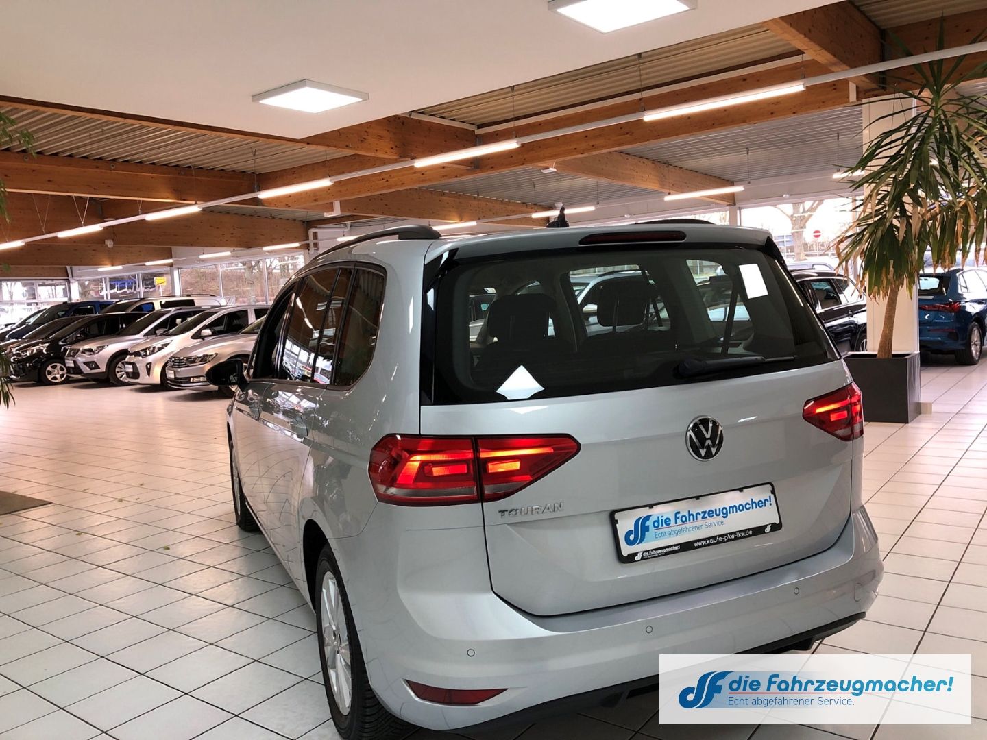 Fahrzeugabbildung Volkswagen Touran Comfortline1.5 TSI AHK-klappbar Navi 3-Zo