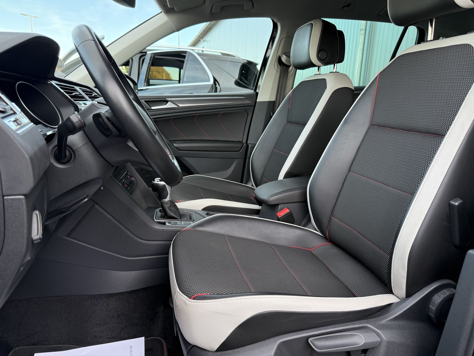 Fahrzeugabbildung Volkswagen Tiguan 2.0 TDI DSG Sport NAV+LED+ACC+CARPLAY+KAM