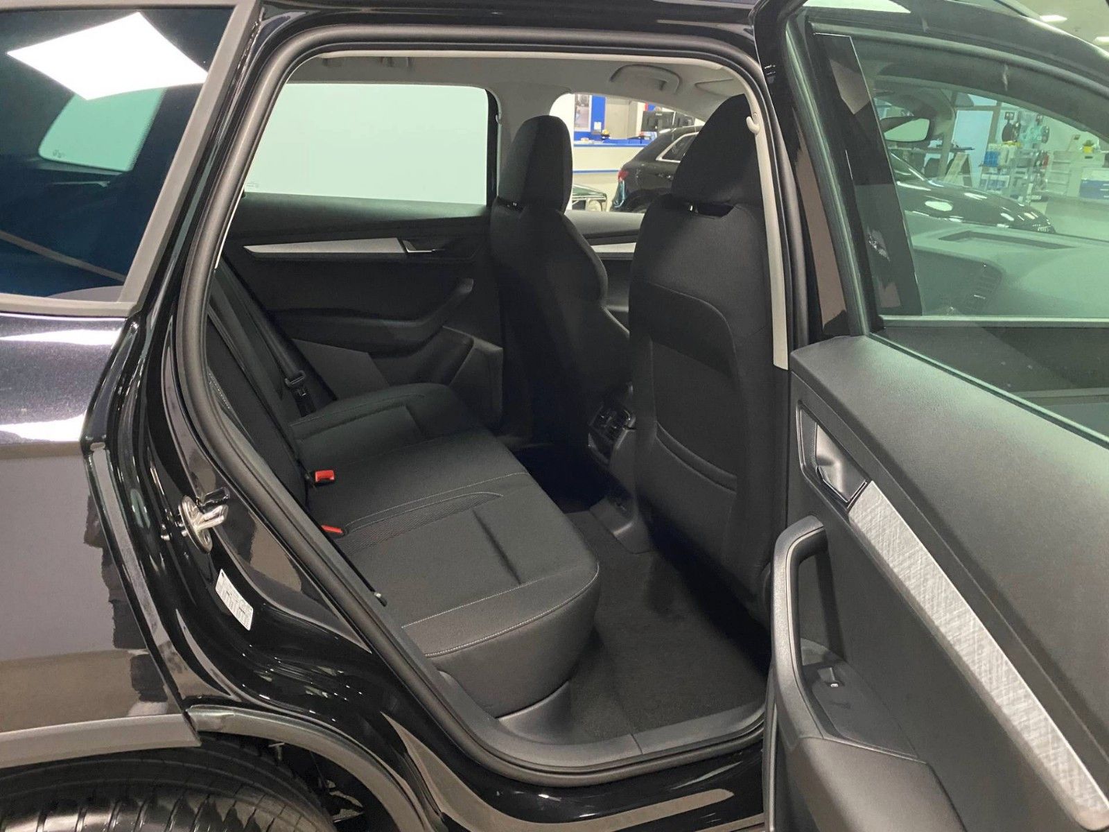 Fahrzeugabbildung SKODA Karoq 1.5 TSI DSG Selection+AHK+KAMERA+16"ALU+BC