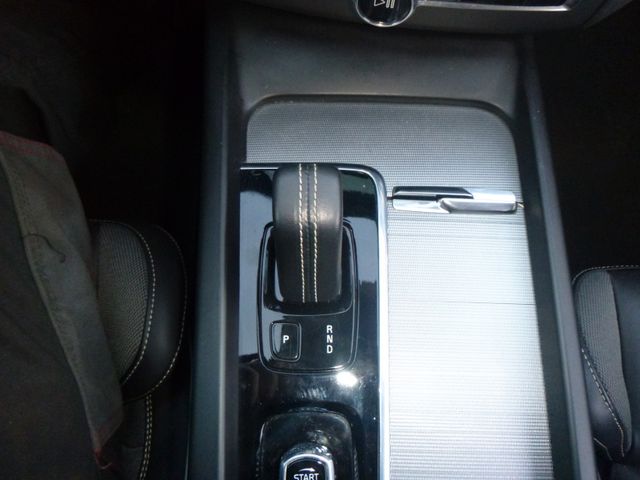 Fahrzeugabbildung Volvo XC60 R Design 2WD >AUT/AHK/LED/KAM/PDC<