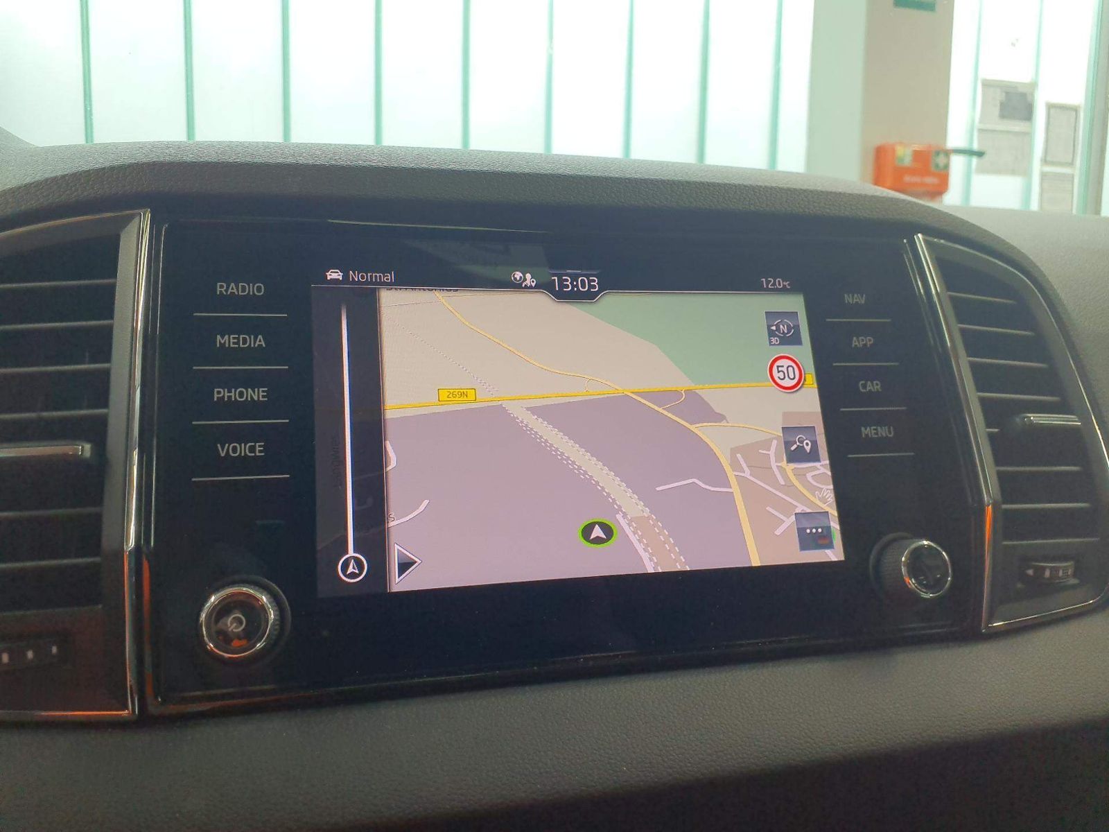 Fahrzeugabbildung SKODA Karoq Tour 2.0 TDI DSG | LED AHK RFK ACC