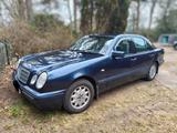 Mercedes-Benz E 200 CLASSIC Classic Blau Metallic - Mercedes-Benz mit Benzin-Antrieb: Blau, Metallic