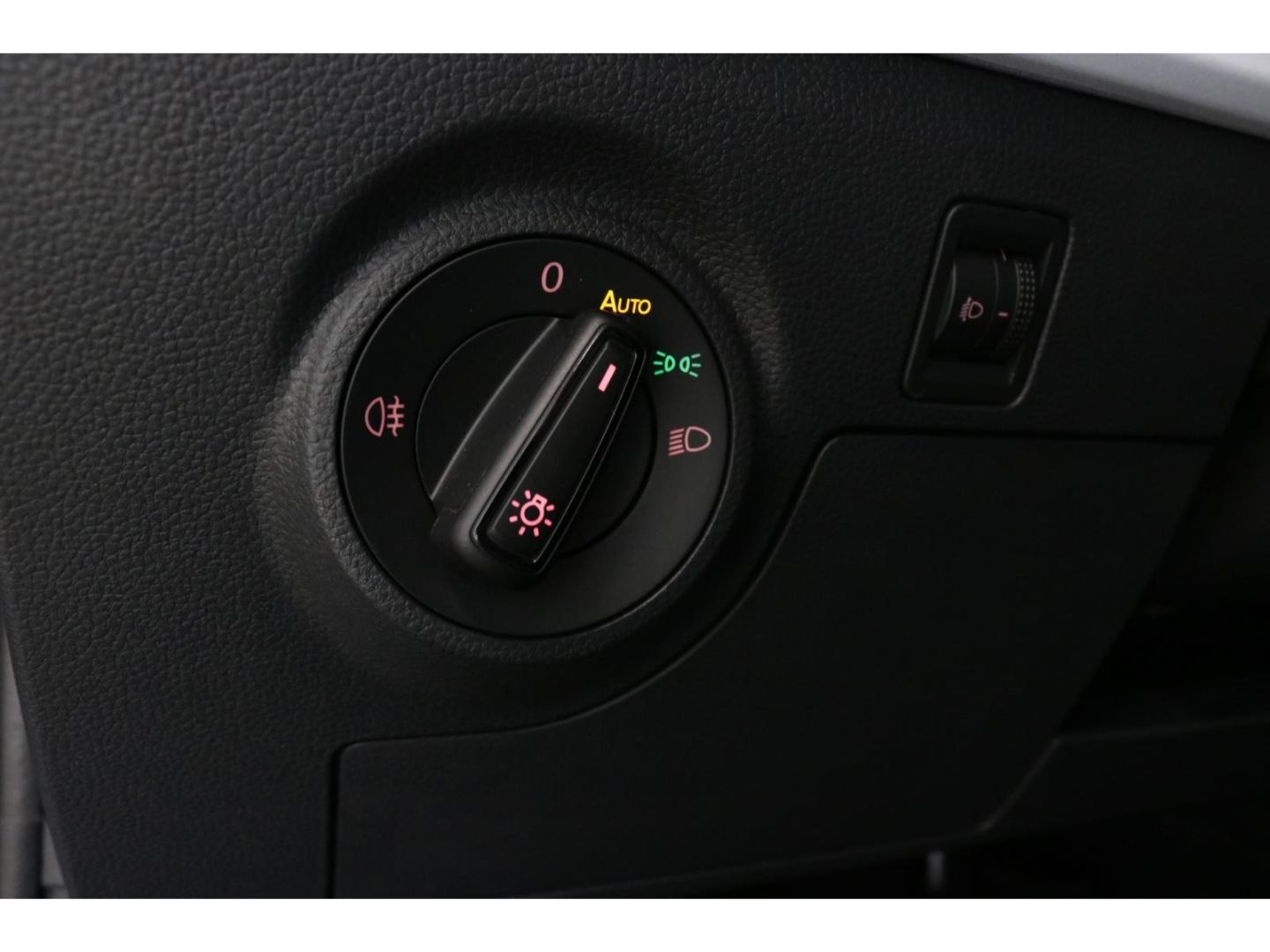 Fahrzeugabbildung SEAT Arona Road Edition Navi Tempomat SHZ PDC LED