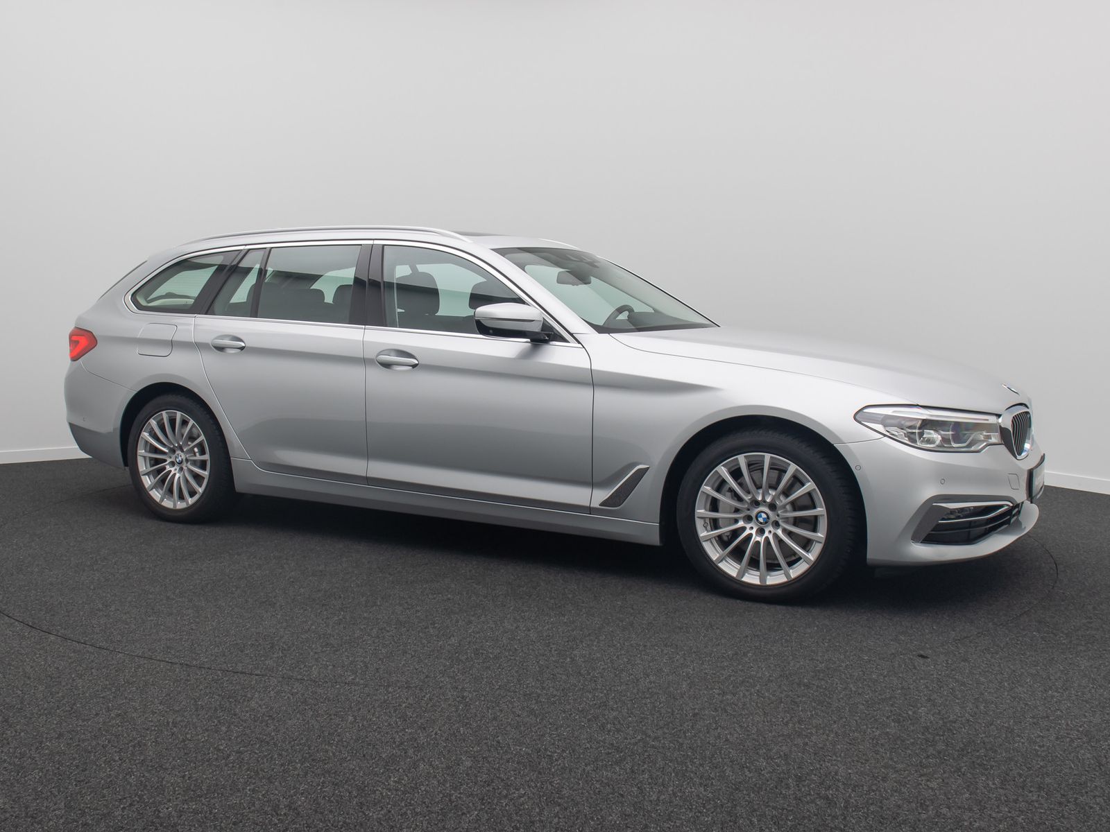 Fahrzeugabbildung BMW 530d xD LuxuryLine Panoram 360&deg;HUD HiFi DisplKey