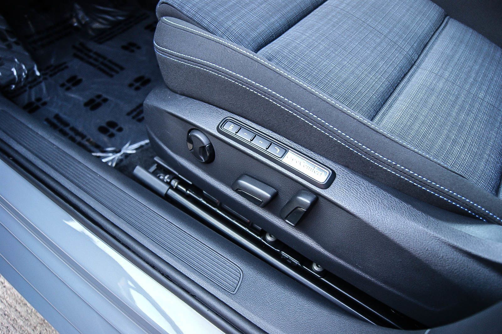 Fahrzeugabbildung Volkswagen Passat Variant HYBRID GTE iQ HEAD-UP ACC WINTER