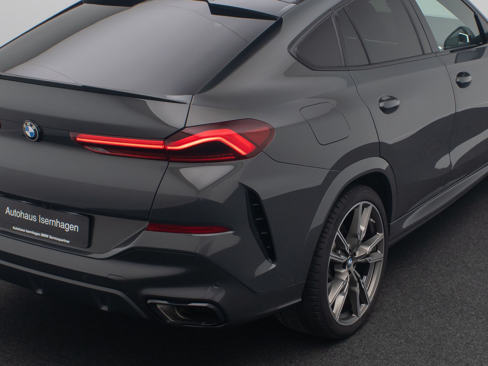 Fahrzeugabbildung BMW X6 M50i B&W HUD DAB SkyLounge Individual 22Zoll