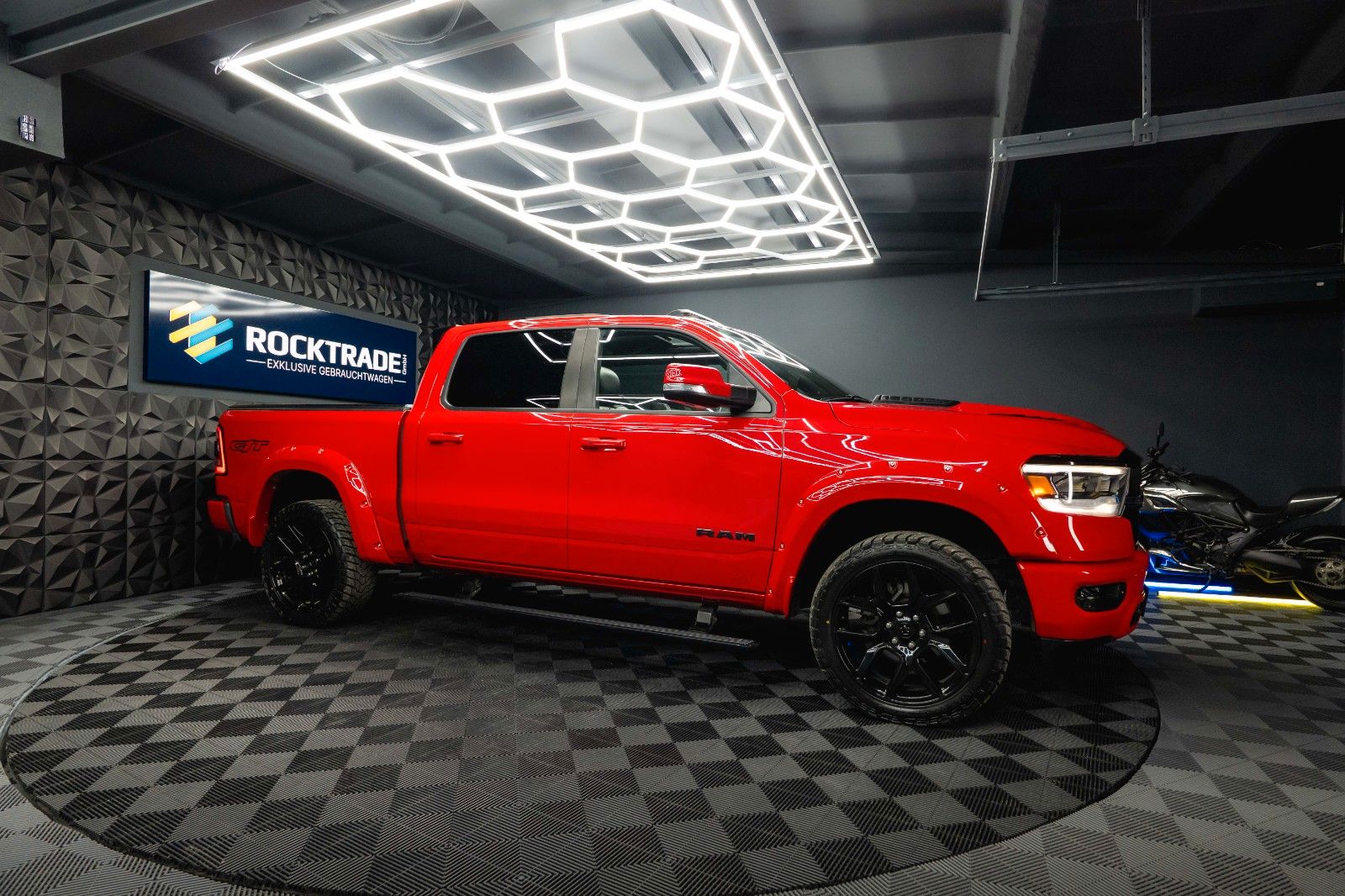 Fahrzeugabbildung Dodge RAM 5.7 V8 HEMI 4x4 NIGHT GT SPORT *Pano*22Zoll*