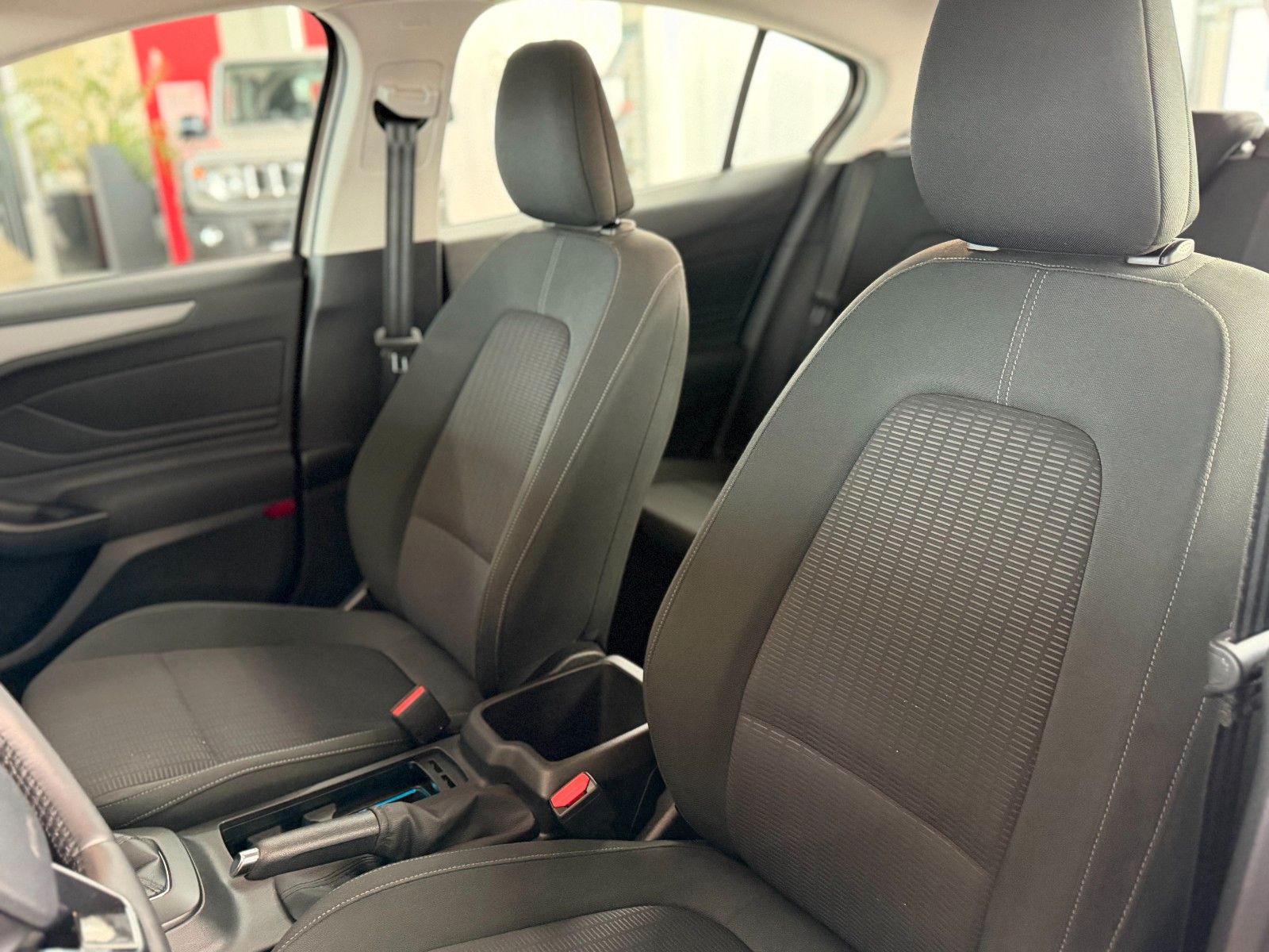 Fahrzeugabbildung Ford Focus Limousine 1.0 Trend  "Winter-Paket  Klima"