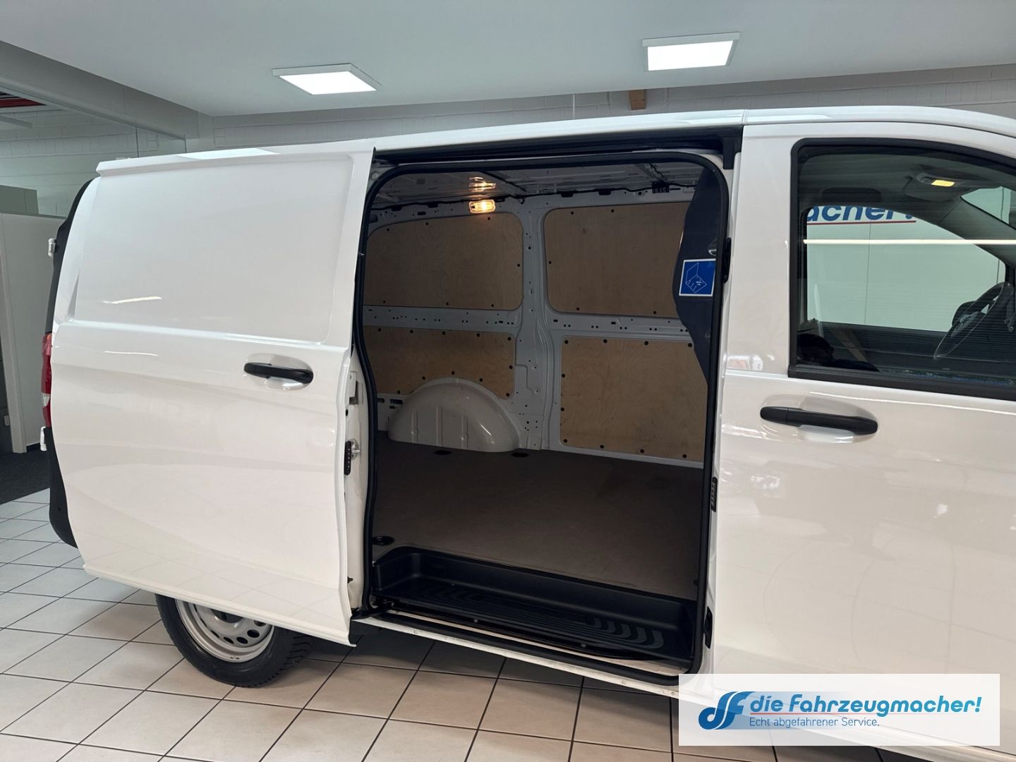 Fahrzeugabbildung Mercedes-Benz Vito Kasten e111 lang  LONG RANGE 60 DAB SHZ Rüc
