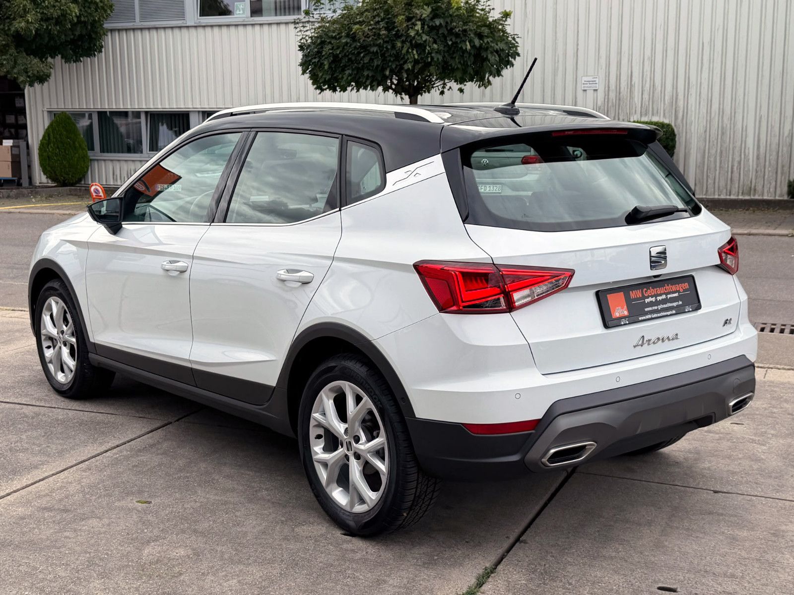 Fahrzeugabbildung SEAT Arona 1.0 TSI DSG FR ACC LED NAV PDC KAM SHZ