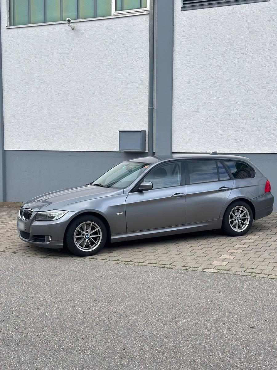 BMW 318 2009 — rear view