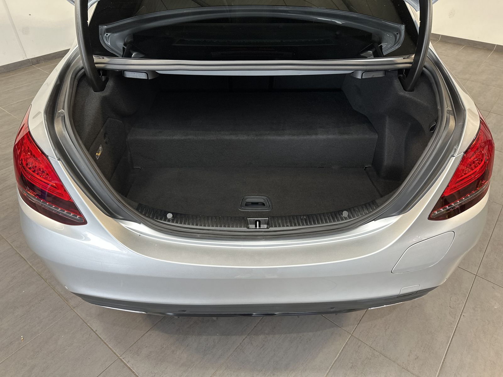 Fahrzeugabbildung Mercedes-Benz C 300de AMG-Line NAV+LED+KAMERA+CARPLAY+DAB+1H