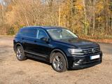 Volkswagen Tiguan Allspace 2.0 TDI DSG 4MOTION AHK R-LINE - Volkswagen Tiguan Allspace mit Diesel-Antrieb: Schwarz, Alcantara, Standheizung
