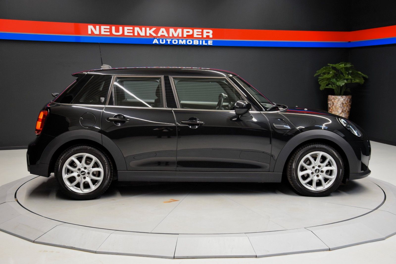 Fahrzeugabbildung MINI Cooper Autom.Mini Yours Trim 5-Tür Premium Extra