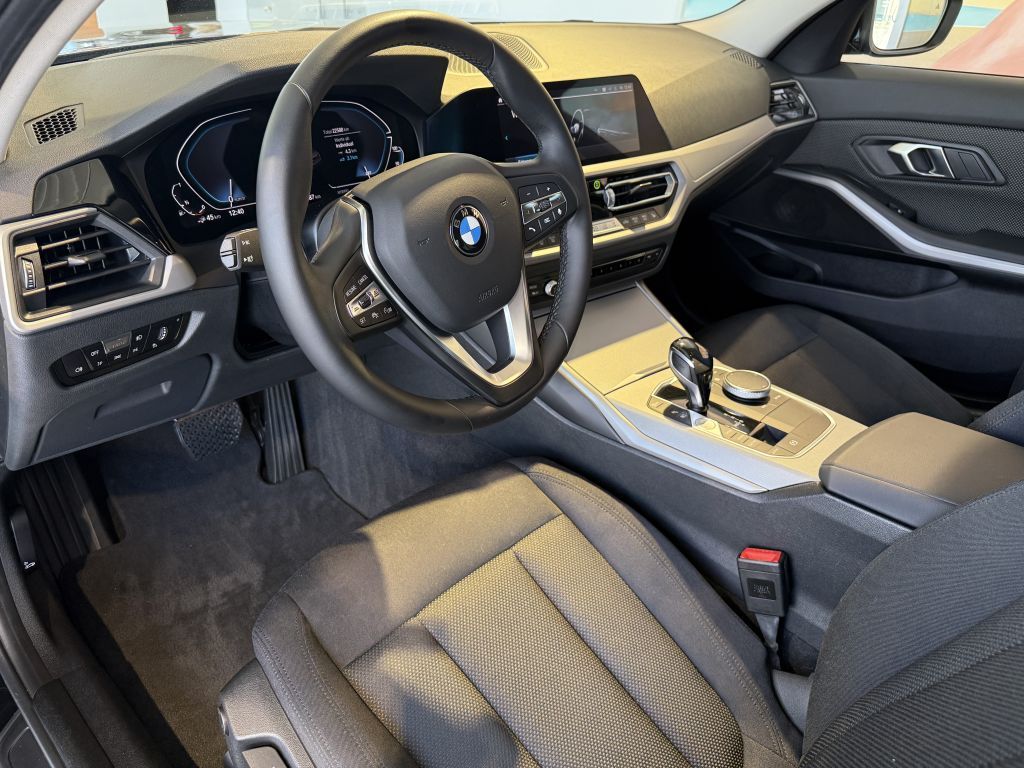 BMW 330e  Advantage KAM+KOMF+ACC+LASER+HUD+SPUR+DAB foto 24