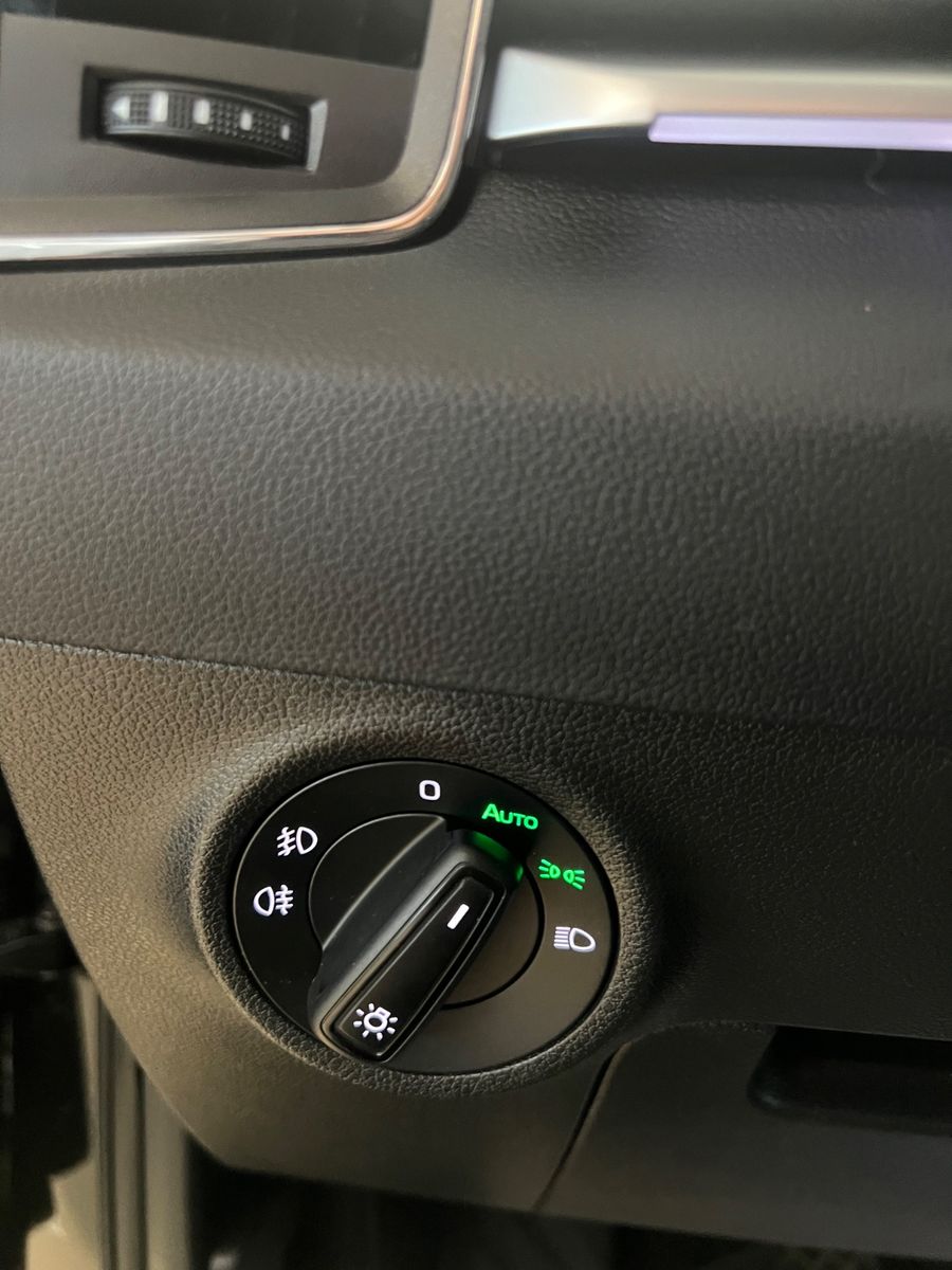 Fahrzeugabbildung SKODA Karoq Clever *4x SITZHEIZUNG*BEHEIZBARES LENKRAD