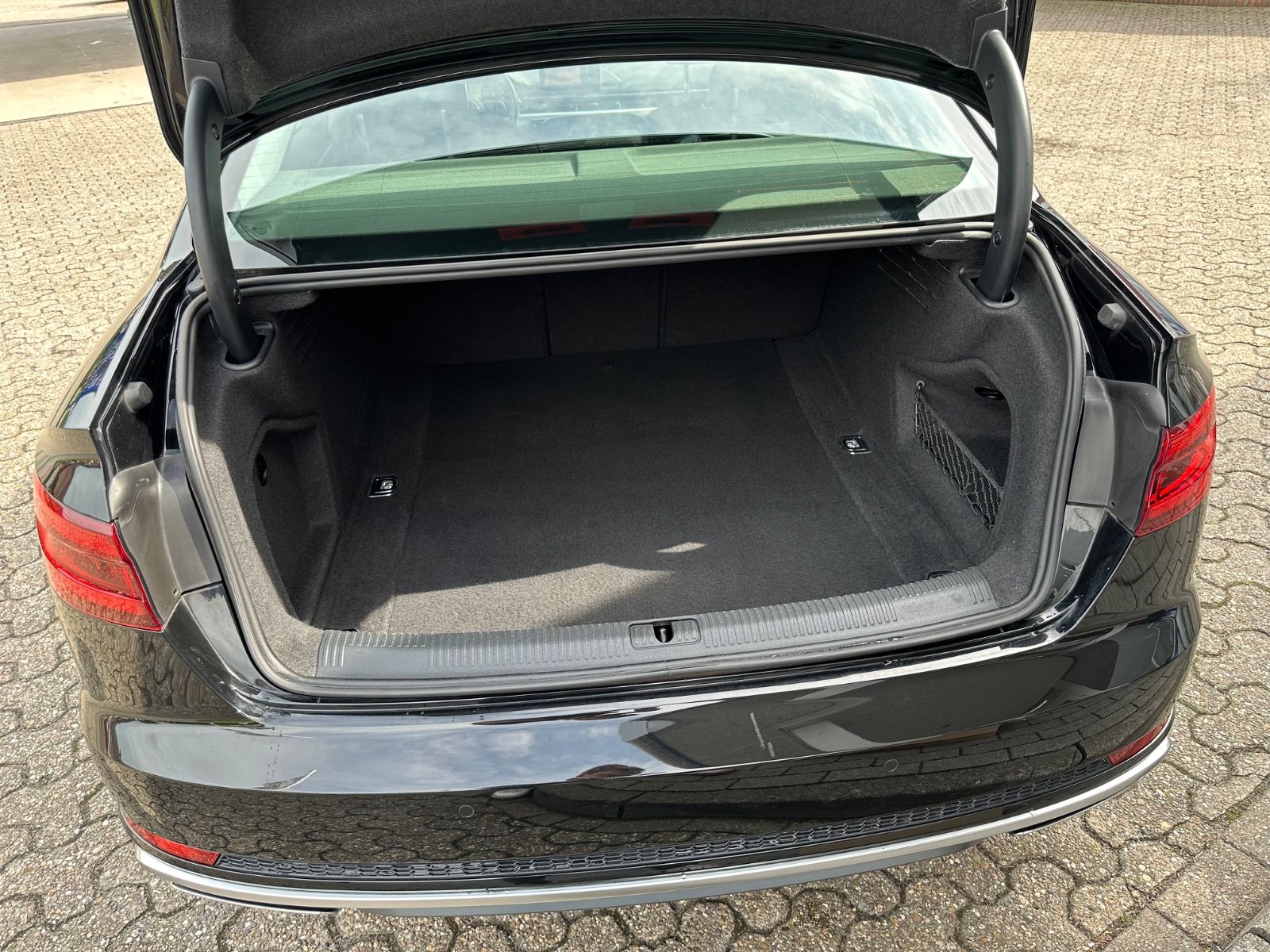 Fahrzeugabbildung Audi A4 35 TFSI sport S Line Navi/LED/GRA/GJR/18"