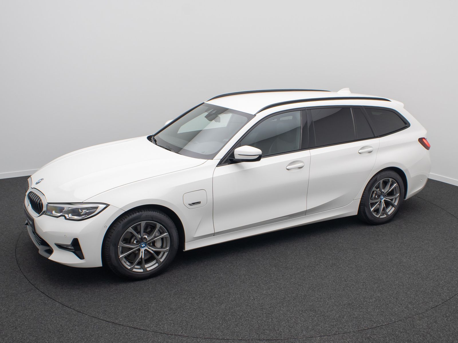 Fahrzeugabbildung BMW 330e Sport Line DAB Kamera Parkassistent Alarm