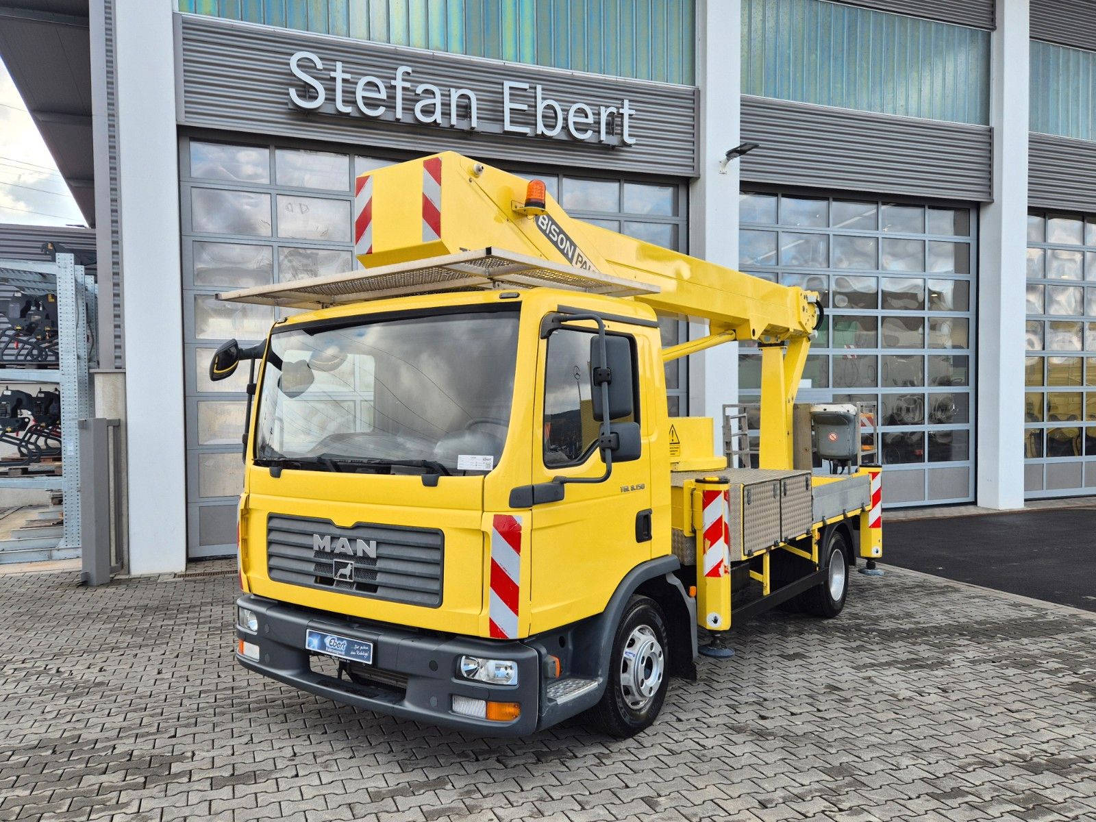Fahrzeugabbildung MAN TGL 8.150 4x2 Bison Palfinger TKA 30