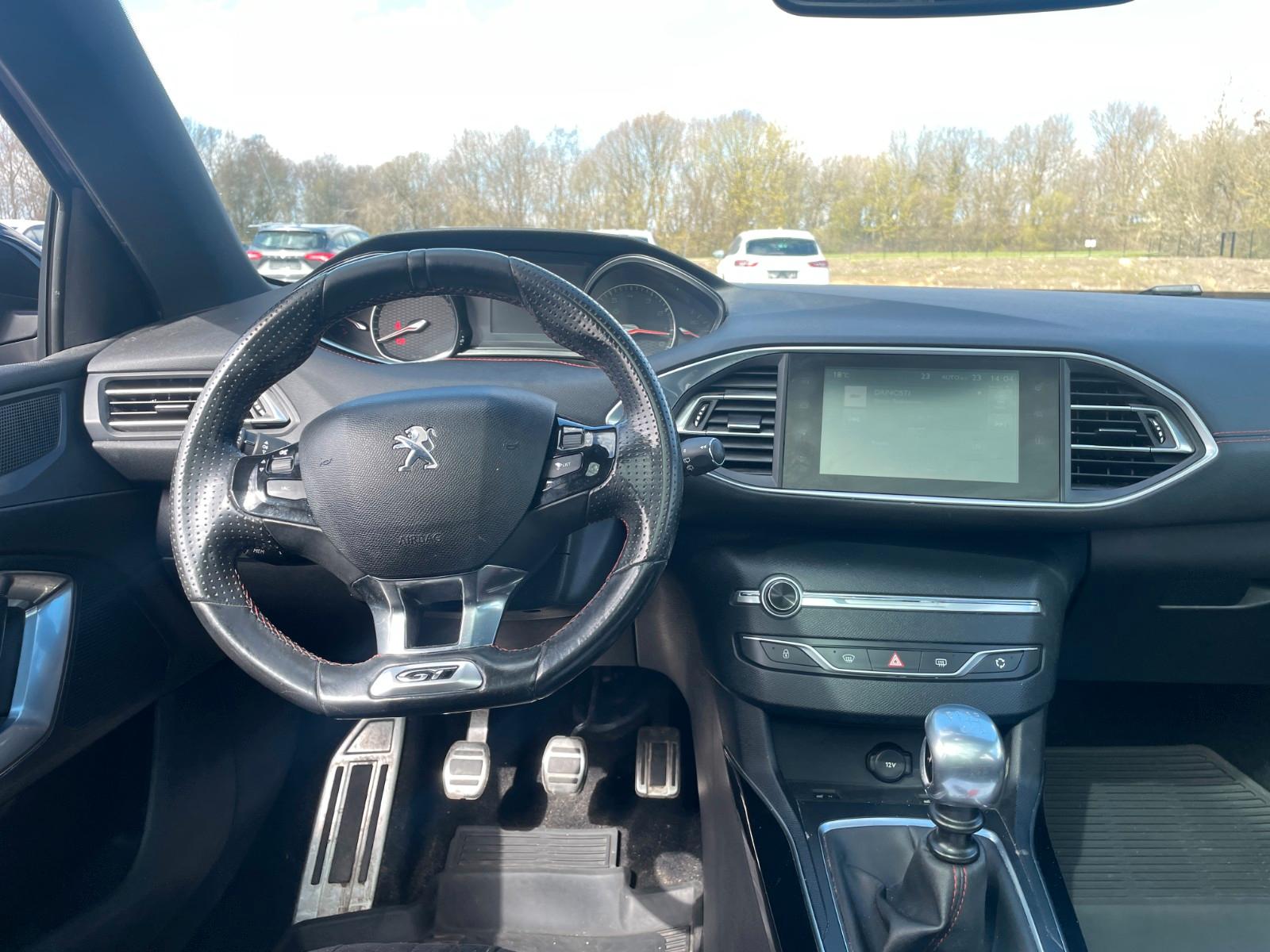 Peugeot 308 2015 — photo 20