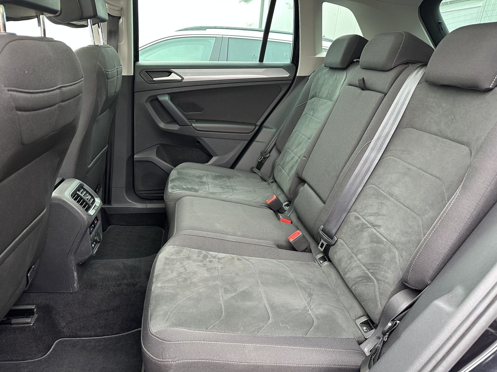 Fahrzeugabbildung Volkswagen Tiguan 1.4 eHybrid DSG Life NAV+LED+AHK+ACC+PANO