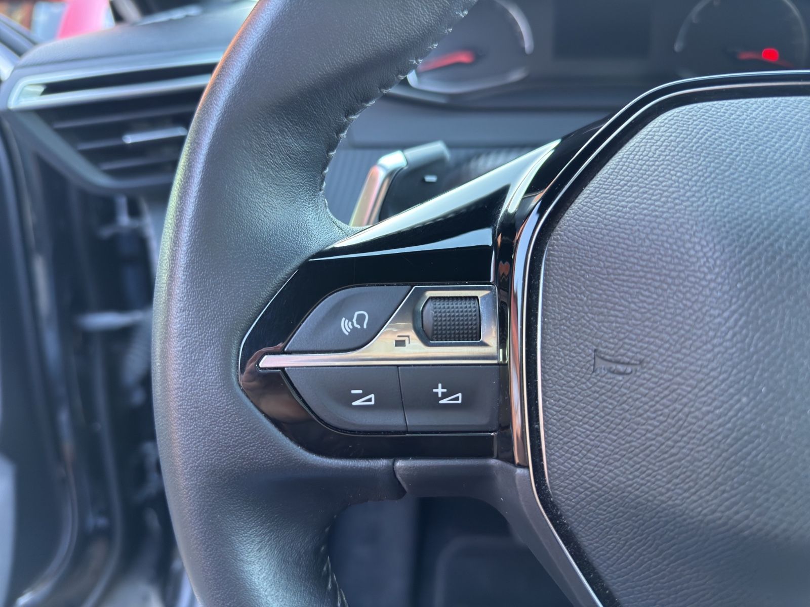 Fahrzeugabbildung Peugeot 2008 Allure 1.5 *CarPlay*SitzHZ*Navi*Kamera*