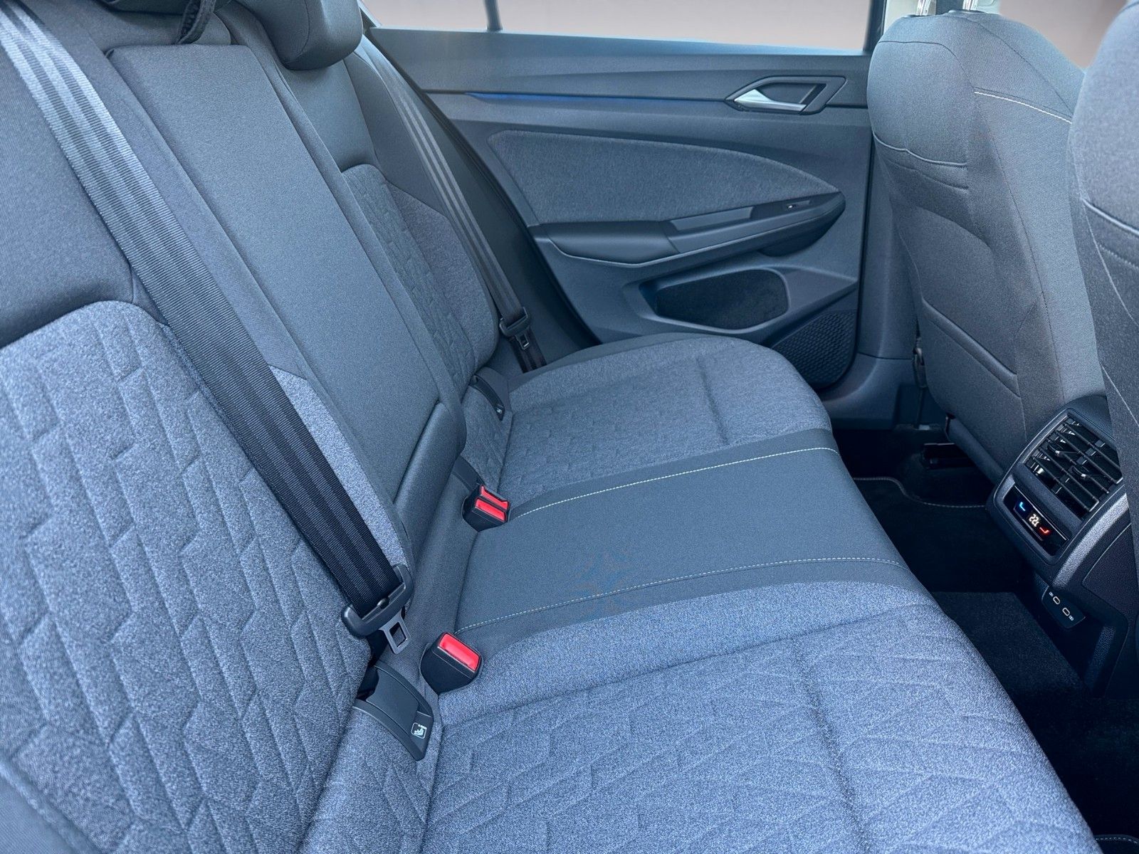 Fahrzeugabbildung Volkswagen Golf VIII Lim. Move 1.5 eTSI
