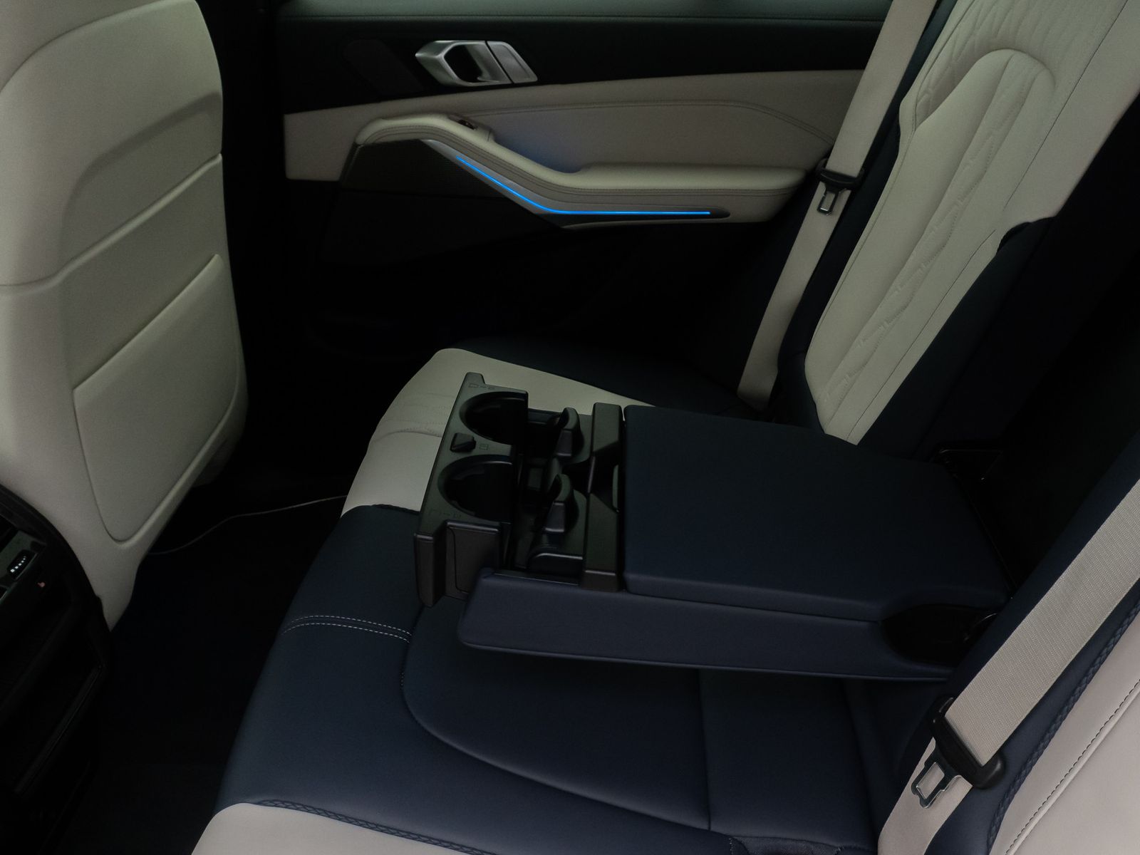 Fahrzeugabbildung BMW X5 xD45e MSport HUD H/K 360°Laser DAB Individual