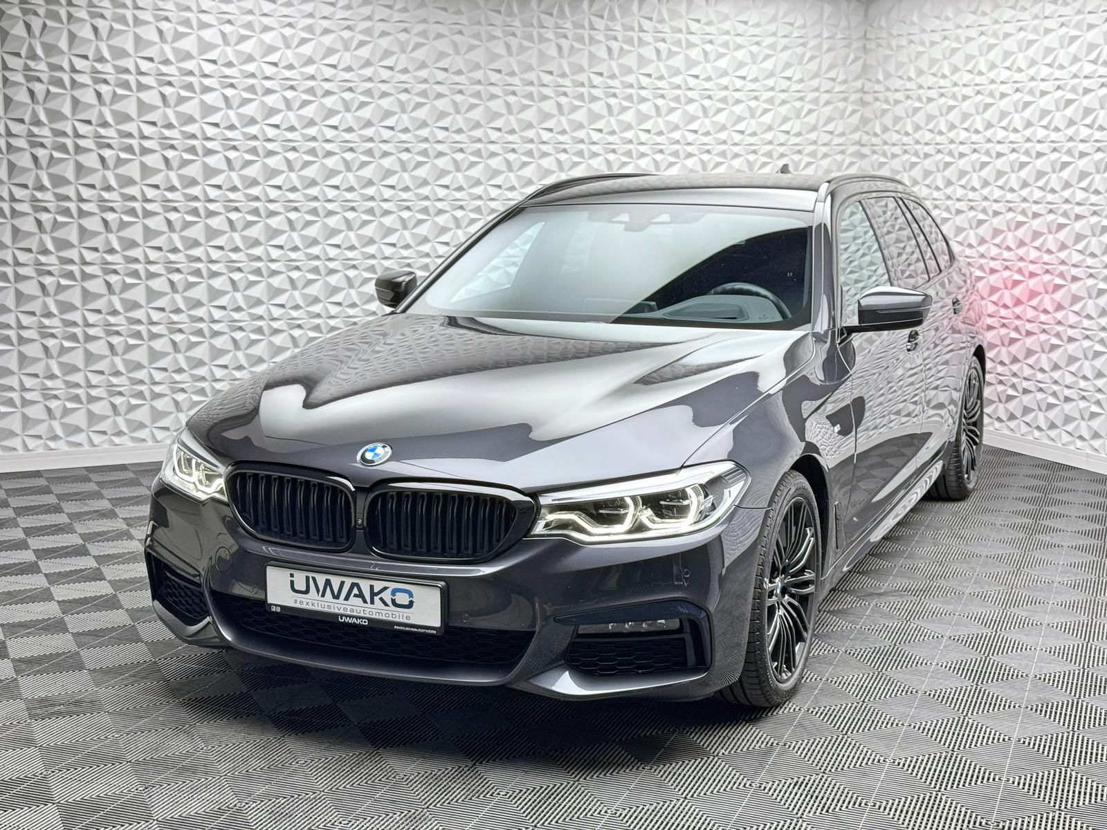 Fahrzeugabbildung BMW d*XDRIVE*M-PAKET*AHK*H&K*LIVE*360°HUD*KEYL*DAB