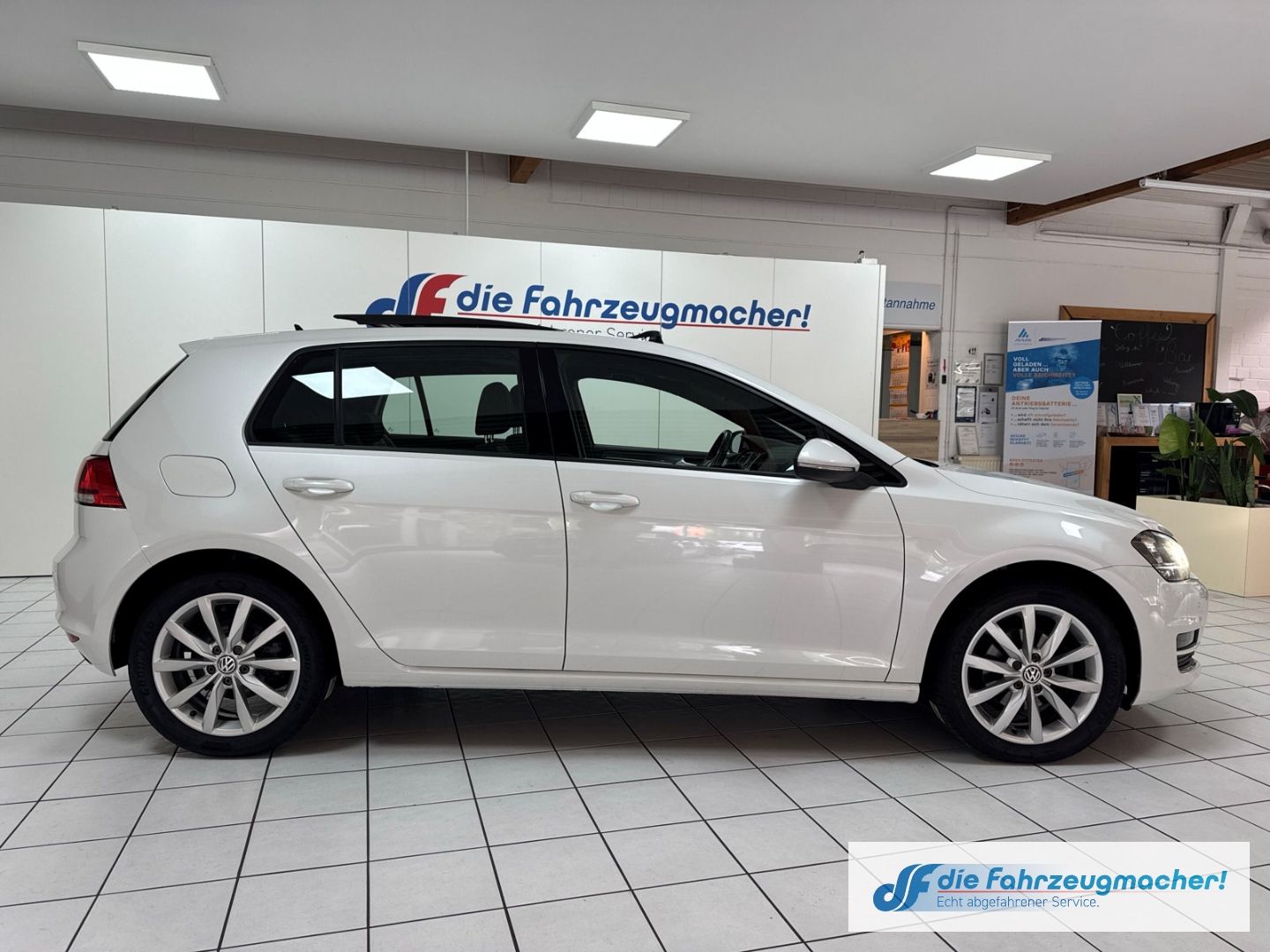 Fahrzeugabbildung Volkswagen Golf 1,4 150PS Highline R-Line Sportpaket Pano X